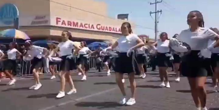 Video desde Puebla: Distintas escuelas, en el desfile