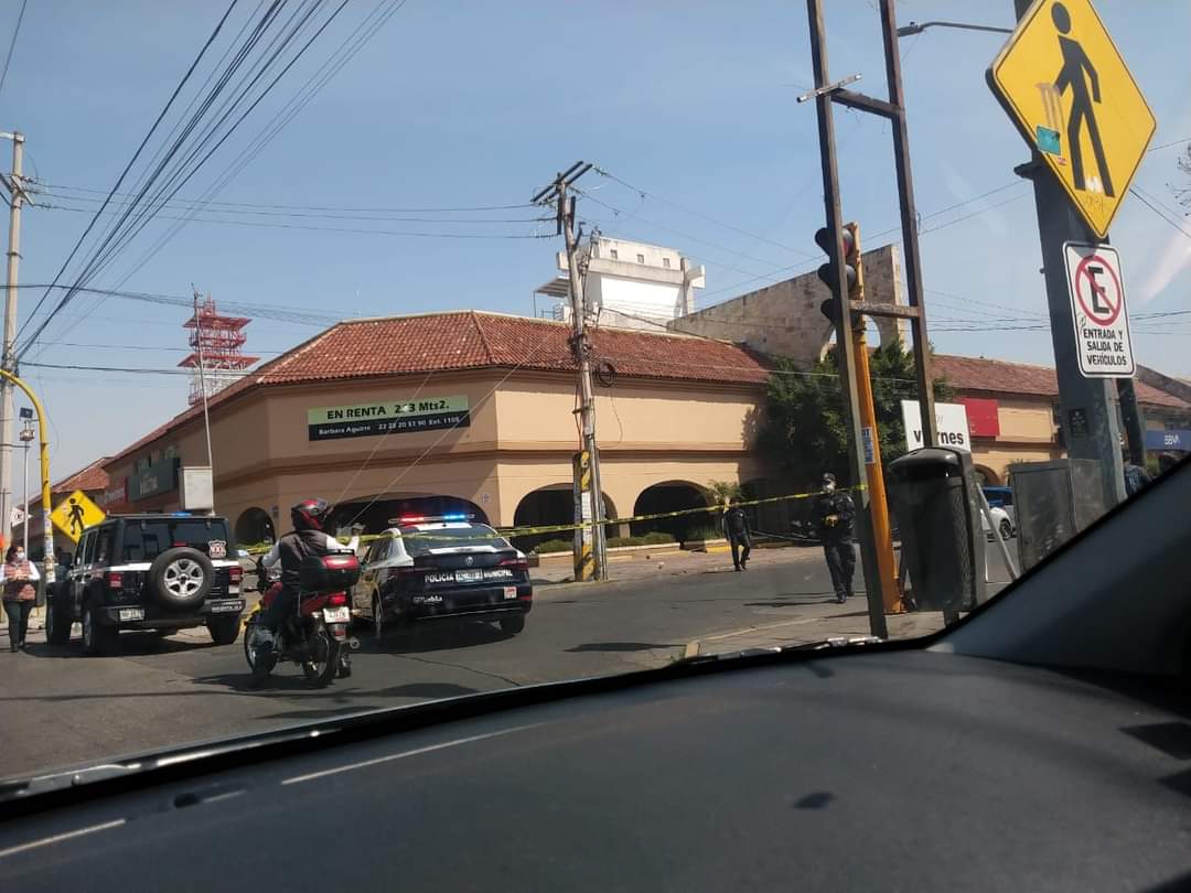 Video desde Puebla: Al menos un lesionado en asalto a una camioneta de valores