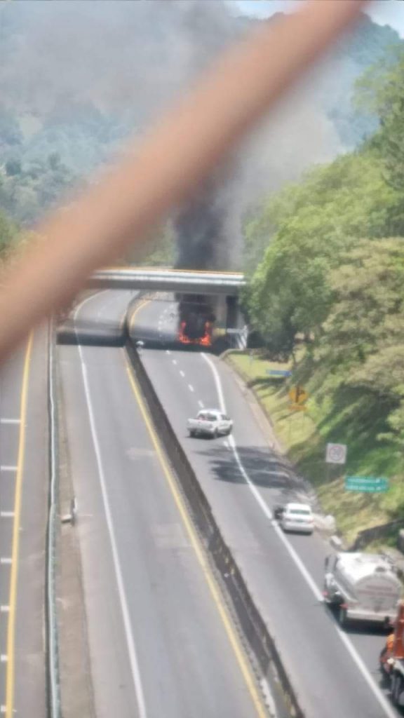 Arde camión en la México Tuxpan