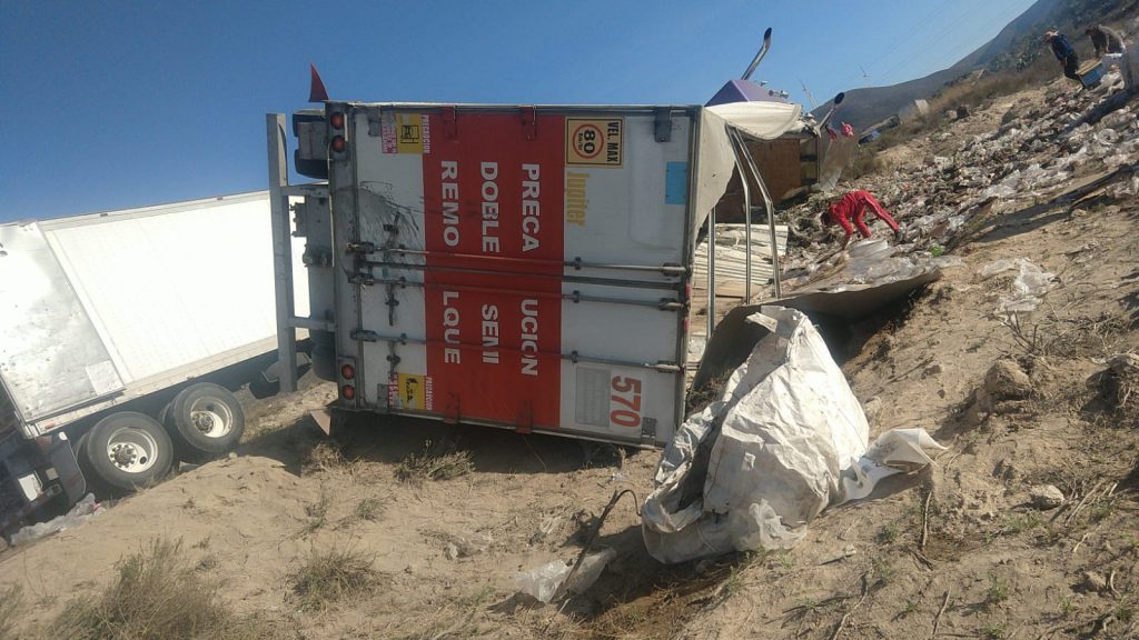 Vuelca camión cargado de refrescos en Cañada Morelos