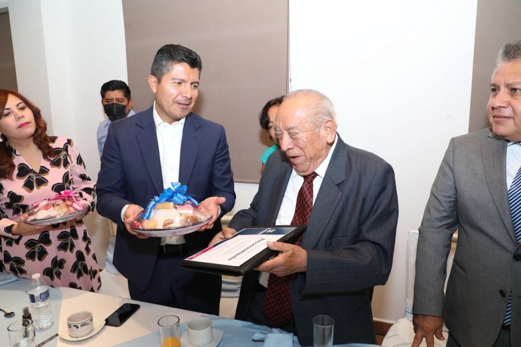 Eduardo Rivera entrega reconocimientos a maestros