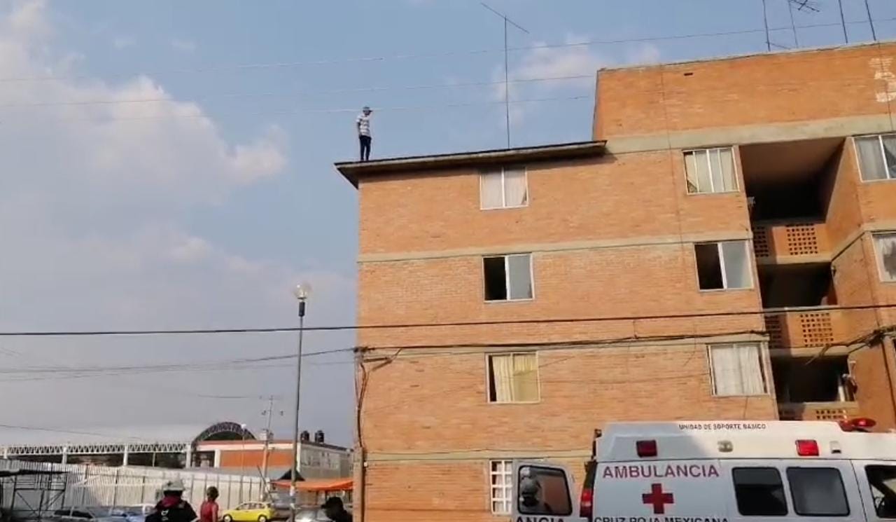 Fotonota: Sujeto en Tehuacán amaga con aventarse de un edificio