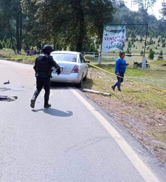Muere motociclista al chocar contra un vehículo en Zacatlán