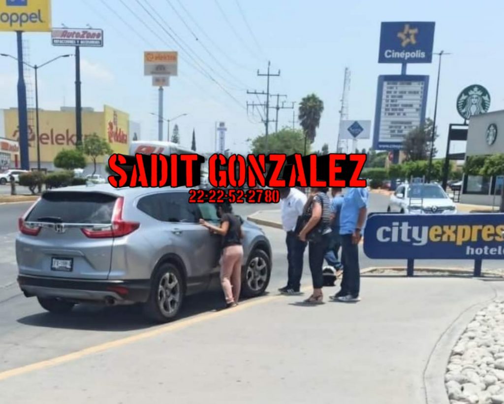 Por descuido, mujer deja a su bebé encerrado en el vehículo