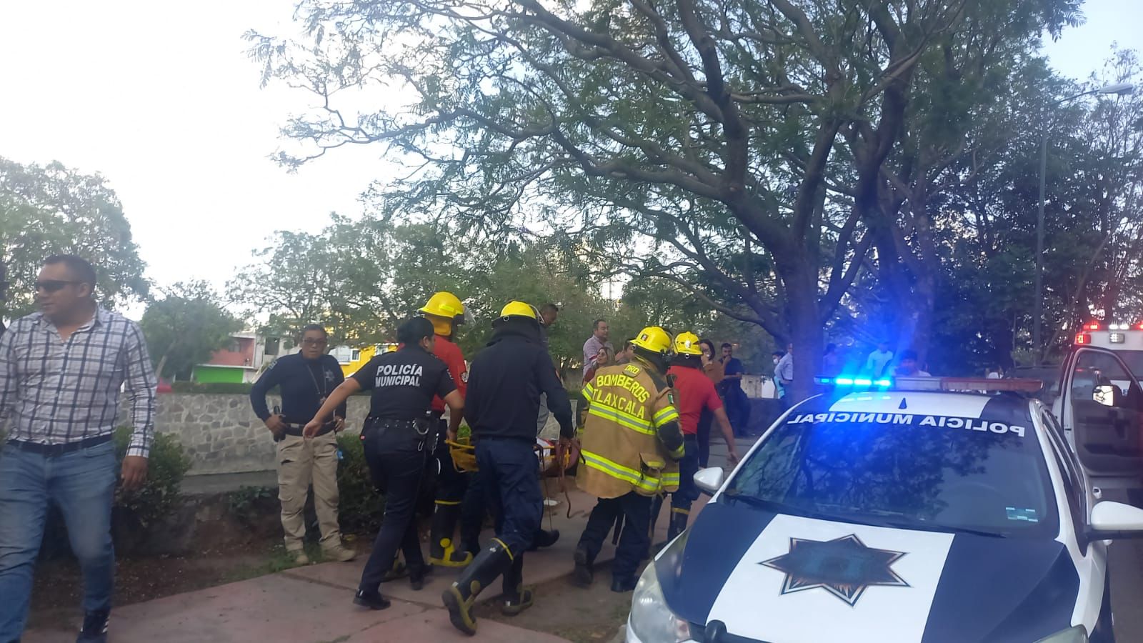 Atiende Policía de Tlaxcala capital a persona que cayó al Río Zahuapan