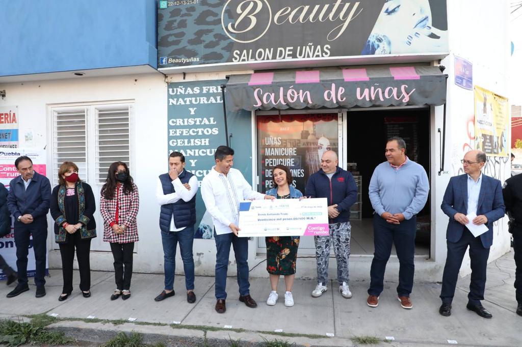 Eduardo Rivera entrega el apoyo 100 a emprendedores del programa “Créditos Contigo”