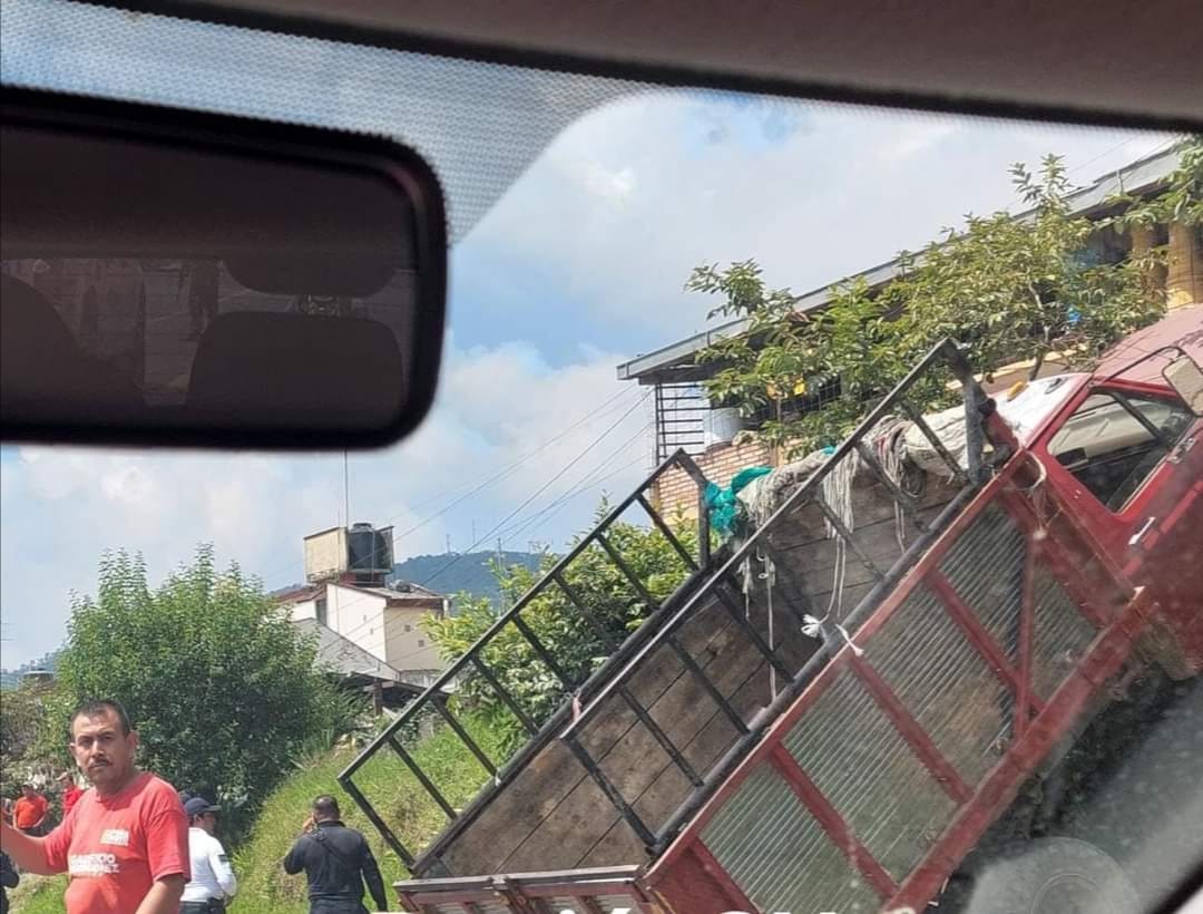 Cae camioneta en bulevar Benito Juárez en Xicotepec