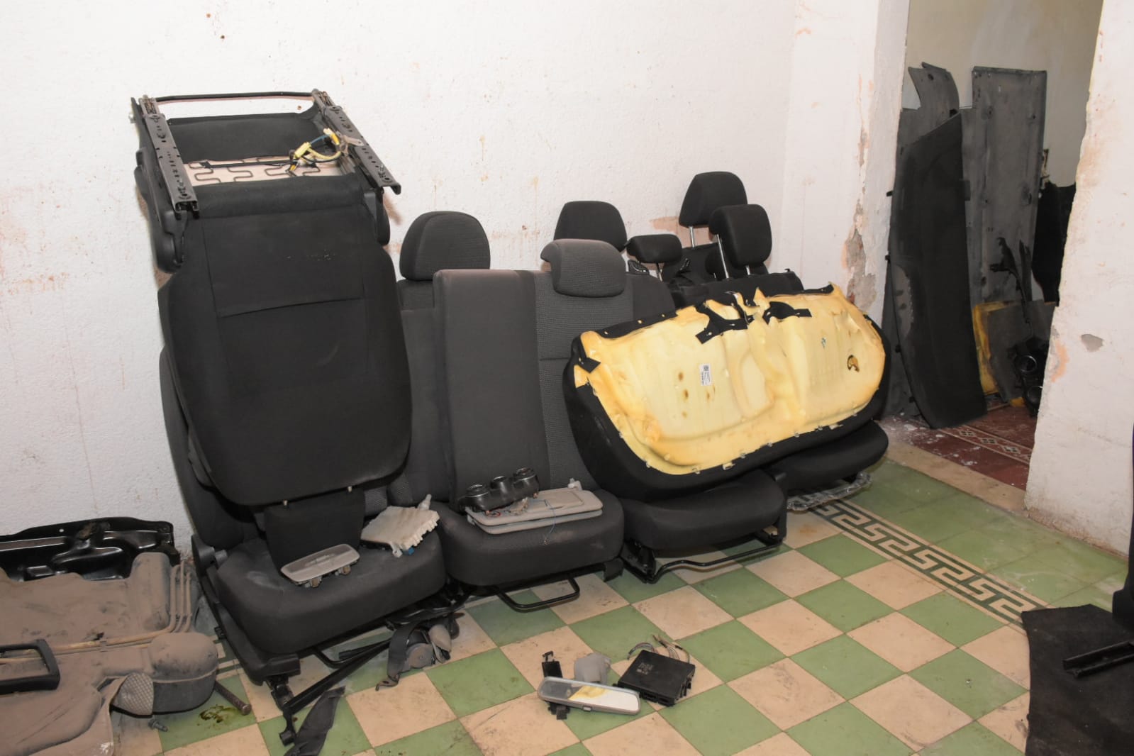 Desmantelan taller dedicado a desvalijar vehículos robados