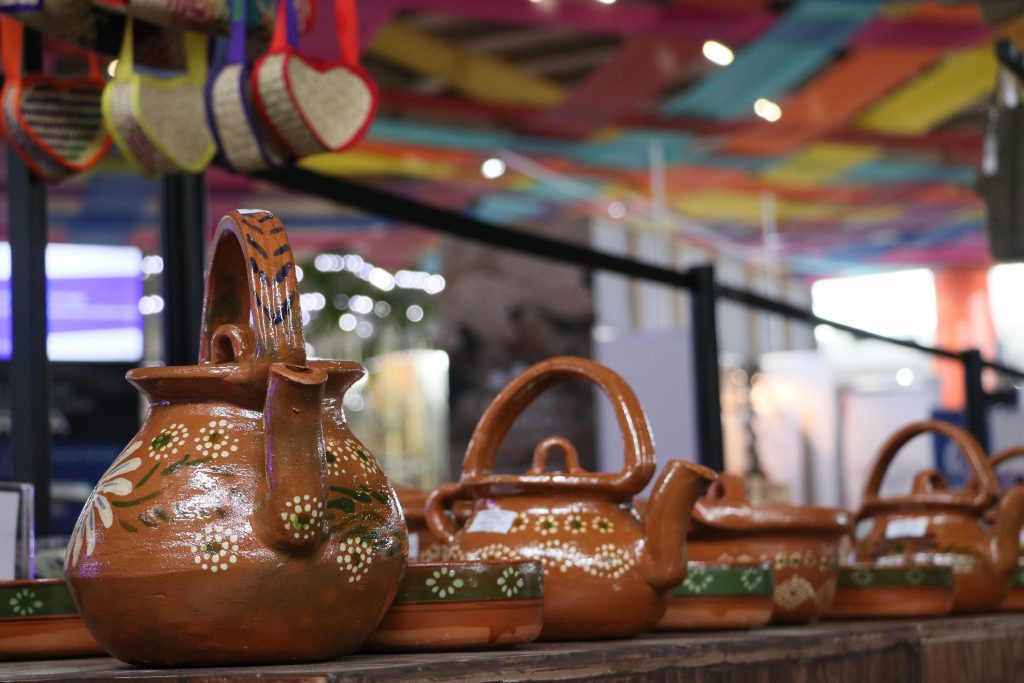 Suma Feria de Puebla artesanías de Talavera, barro, cajas de madera y textiles