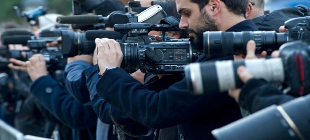 Falsificación y desinformación: las armas con las que se ataca a los periodistas en una guerra moderna