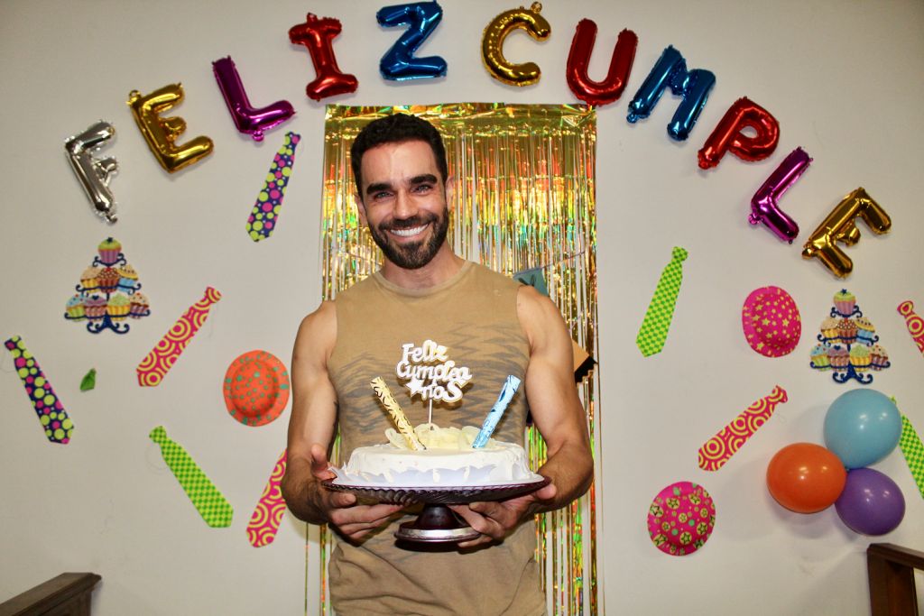 Festejan cumpleaños al actor Marcus Ornellas, durante una grabación de “Mujer de nadie”