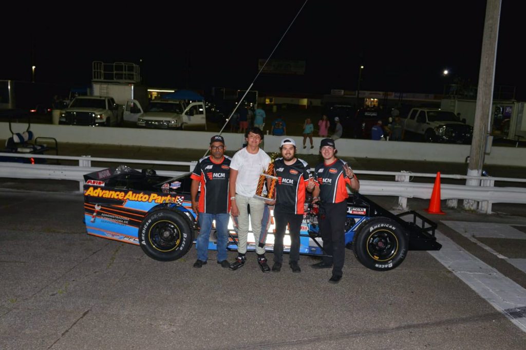 Sube Emiliano Rodríguez a podio en debut en Nascar Pro Modified