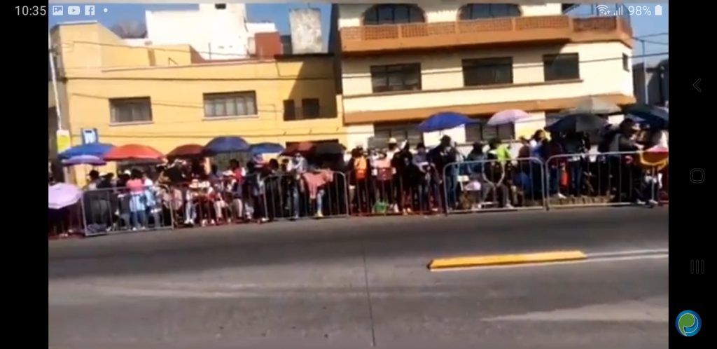 Video desdePuebla: En el bulevar 5 de mayo, la gente espera el inicio del desfile