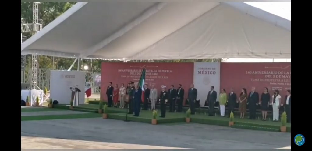 Video desde Puebla: Joven se desvanece mientras AMLO toma les protesta como miembros del SMN