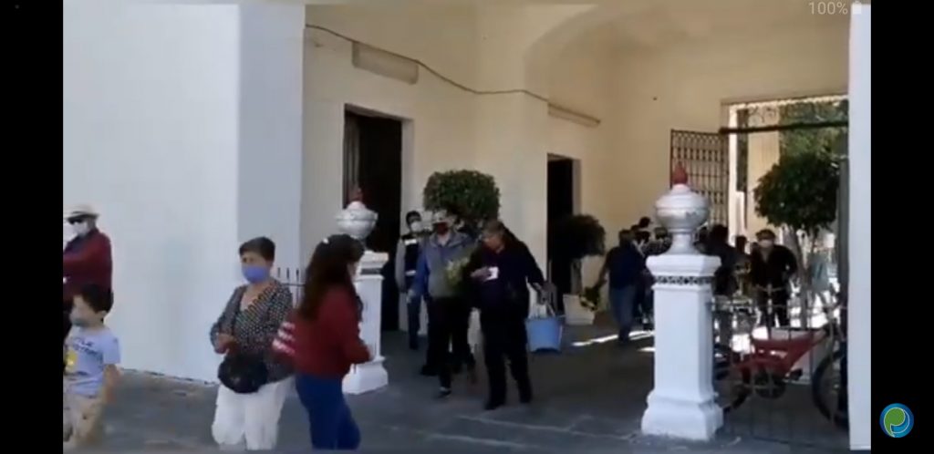 Video desde Puebla: Familias dejan flores a sus mamás en el Panteón Municipal