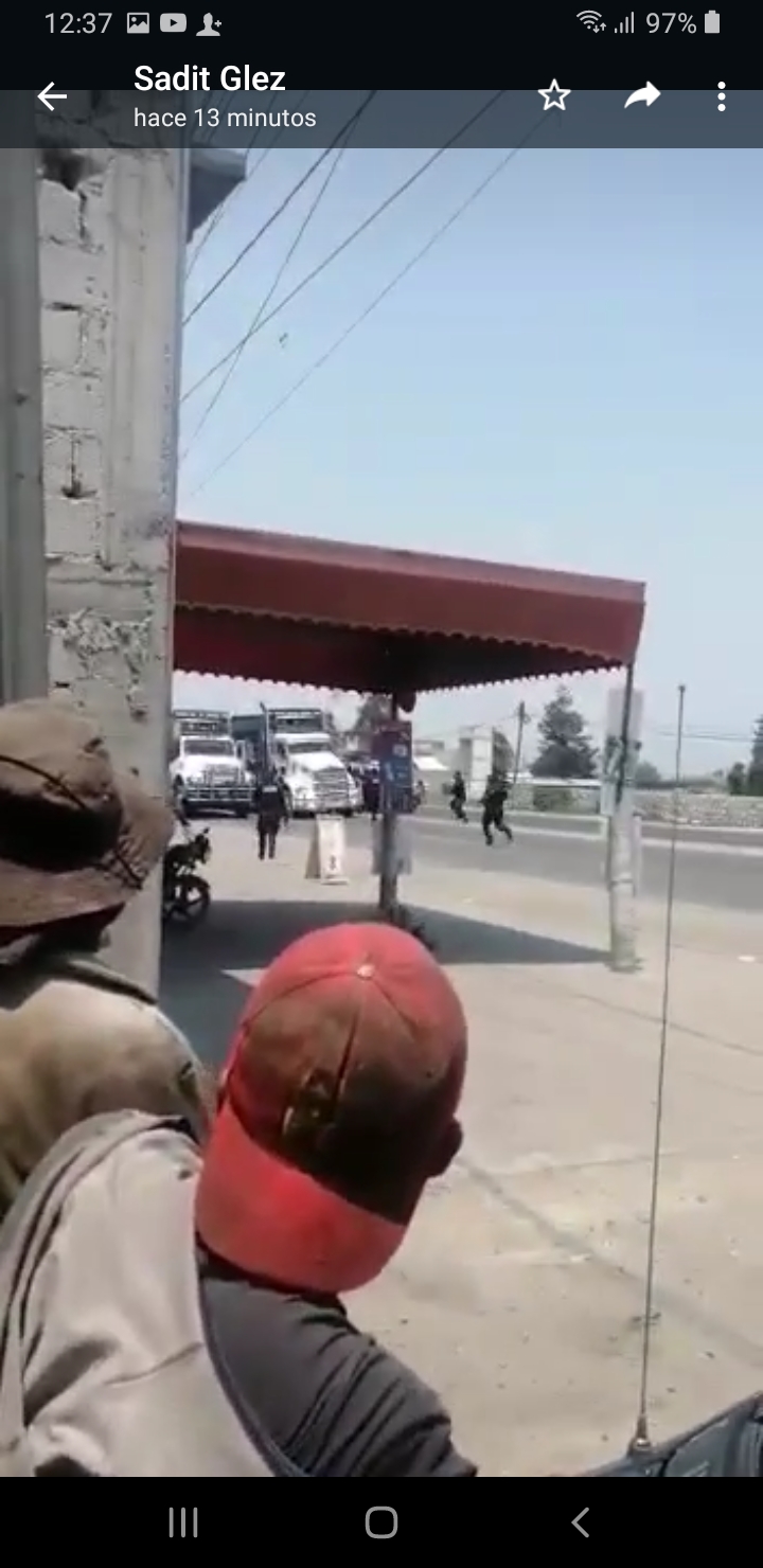 Video desde Puebla: A balazos se enfrentan estatales y asaltantes en Los Reyes de Juárez