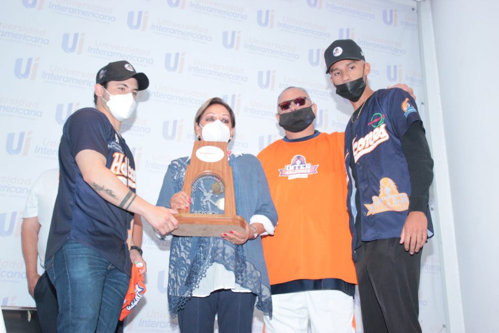 Halcones Inter entregan trofeos de campeón nacional al rector José David Ortega