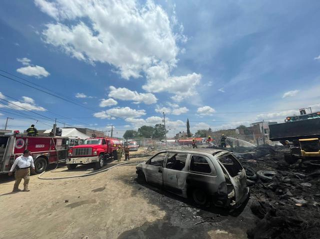 Bomberos de San Pedro sofocan incendio en depósito de llantas