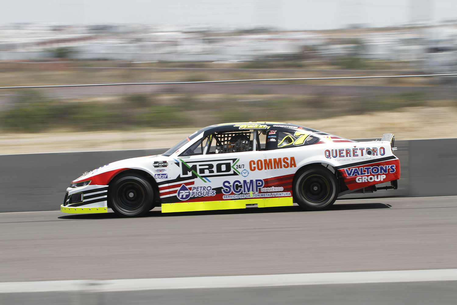 Xavi Razo ve adelante en el campeonato NASCAR México
