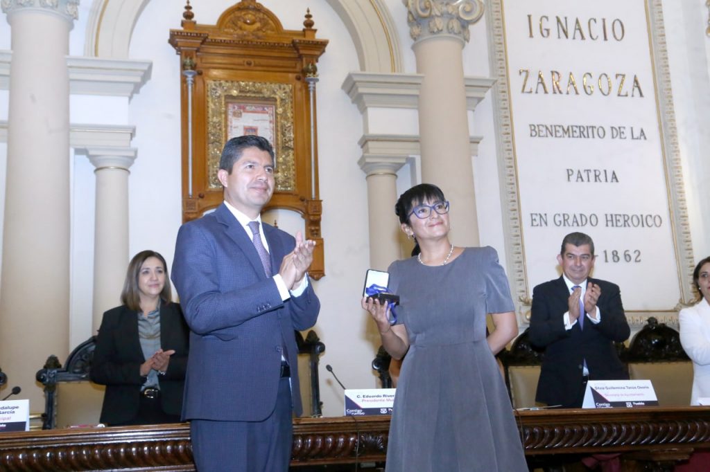 Eduardo Rivera entrega reconocimiento al fotógrafo Raúl Gil