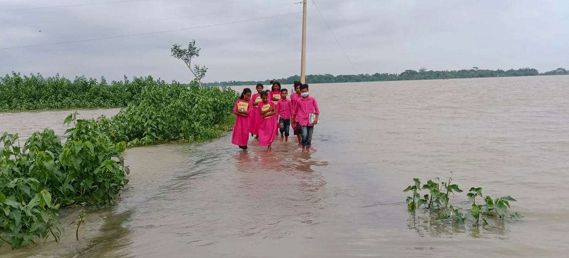 Las inundaciones en Bangladesh ponen en un grave peligro a más de 1,5 millones de niños