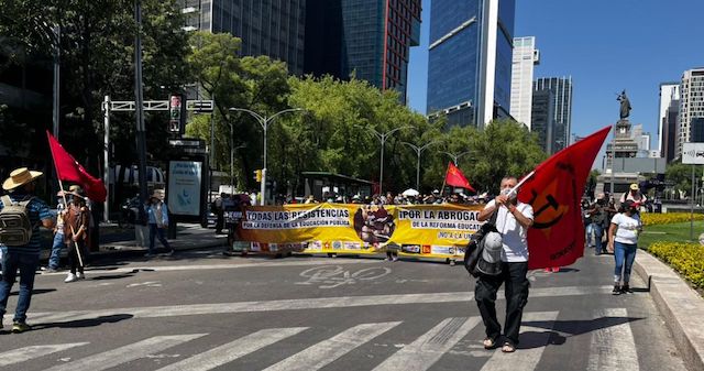 Más de mil 500 miembros de la CNTE marcharon en CDMX por Día del Maestro