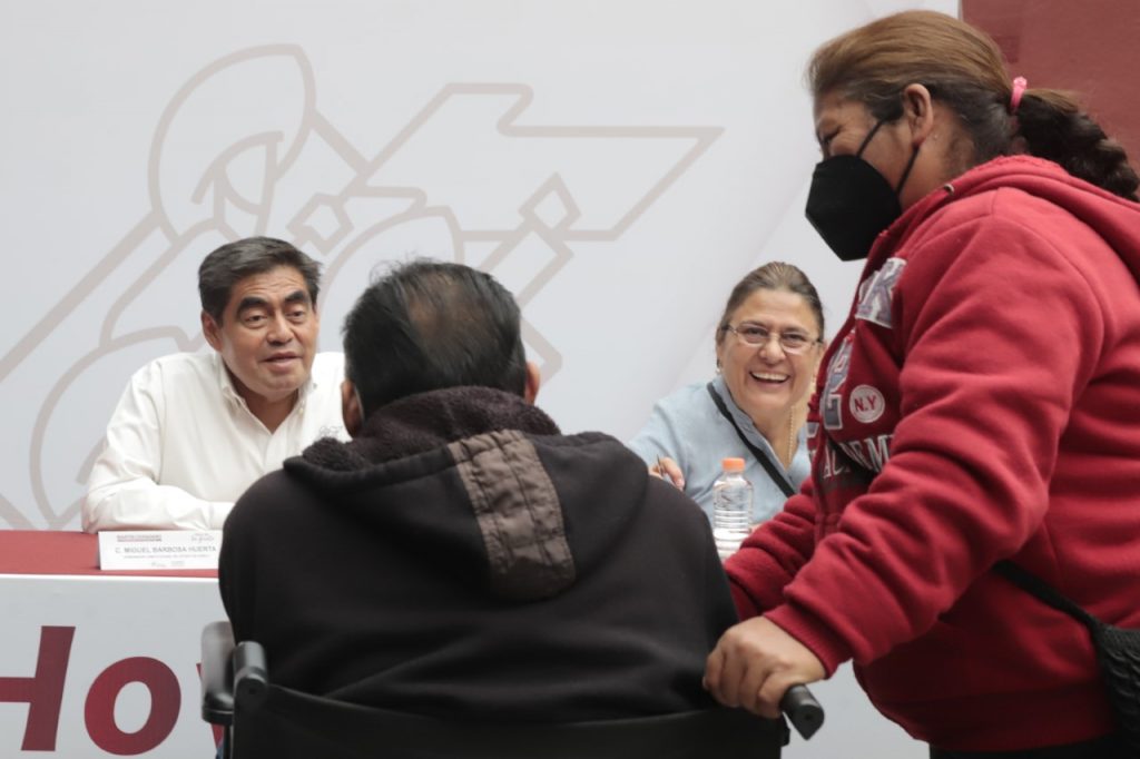 En Martes Ciudadano, Miguel Barbosa apoya a negocio de comida de mujeres mixtecas