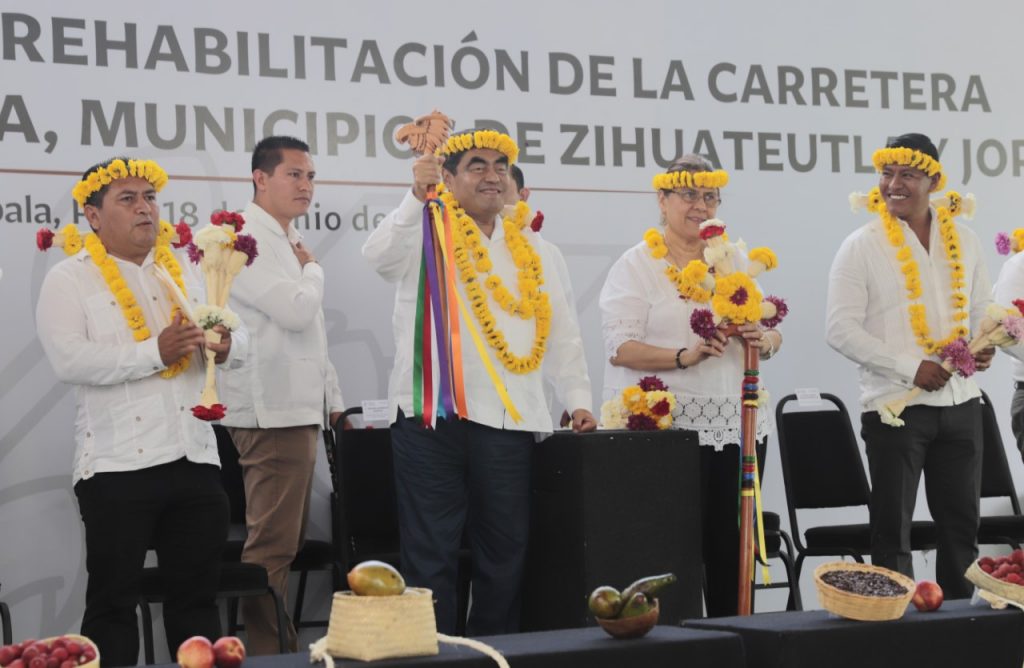 Miguel Barbosa inaugura la carretera La Unión-Patla-Chicontla