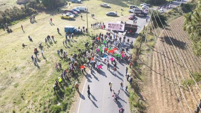 Con bloqueo, protestan contra tala ilegal en Ocuilan