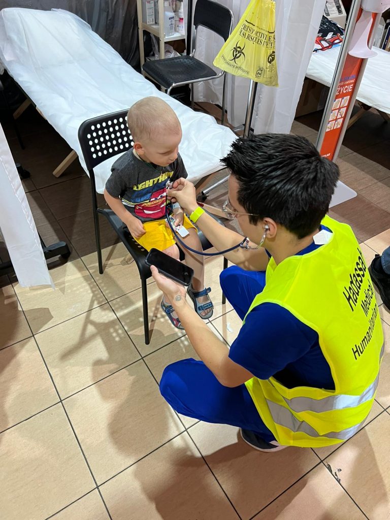 Médicos de TecSalud se suman a brigada humanitaria para brindar   atención médica a refugiados ucranianos en Polonia