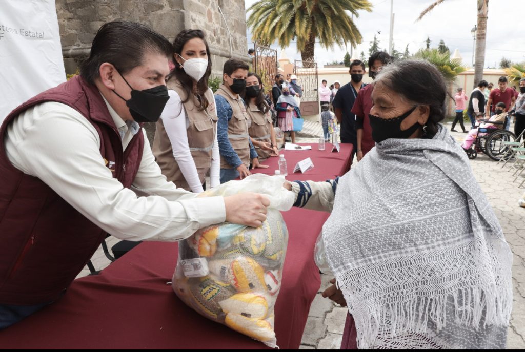 En San Miguel Canoa, SEDIF entrega apoyos alimentarios a adultos mayores