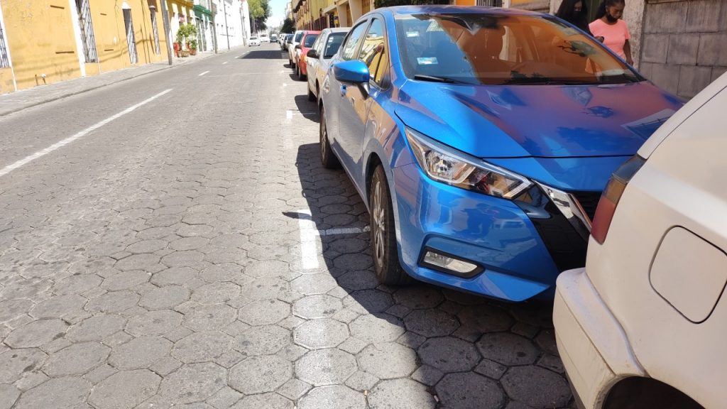 En primer día de parquímetros ciudadanos no respetan los cajones