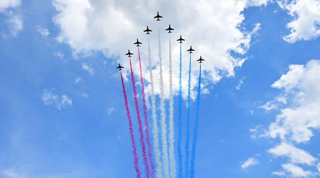 Desde el balcón de Buckingham, la reina Isabel inaugura los festejos del Jubileo