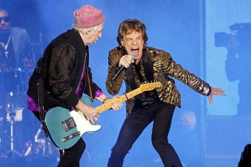 Mick Jagger da positivo a coronavirus; mueve fechas de tour