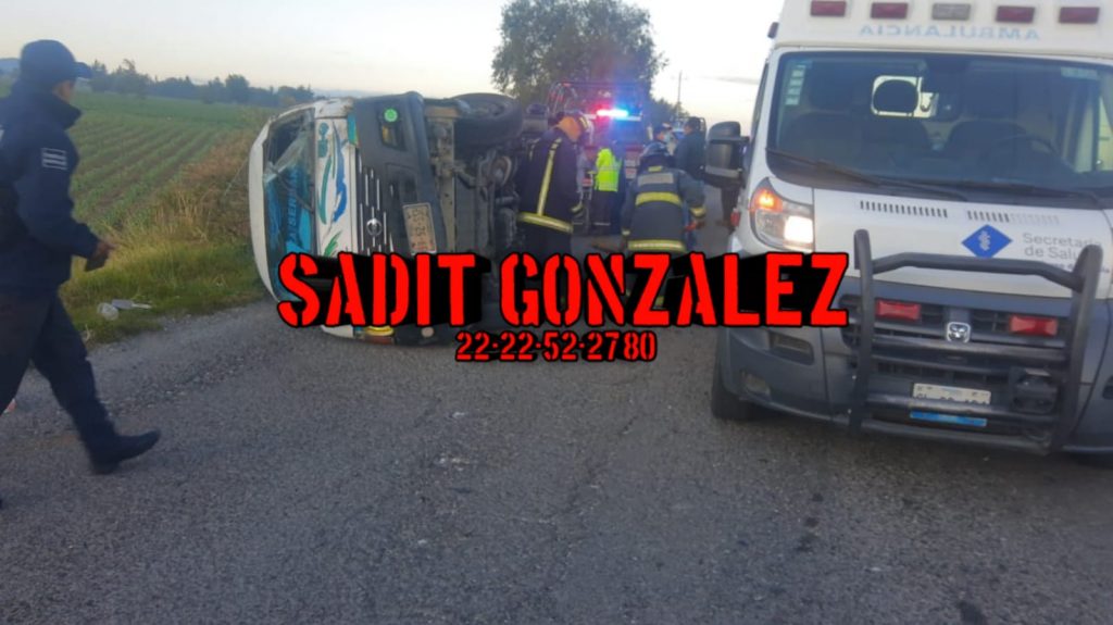Tres pasajeros heridos; uno de gravedad tras volcadura de una colectiva de la ruta 4 en Tlachichuca