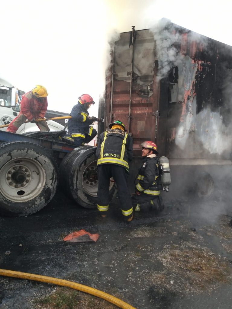 Arde contenedor de refacciones sobre la Puebla-Perote