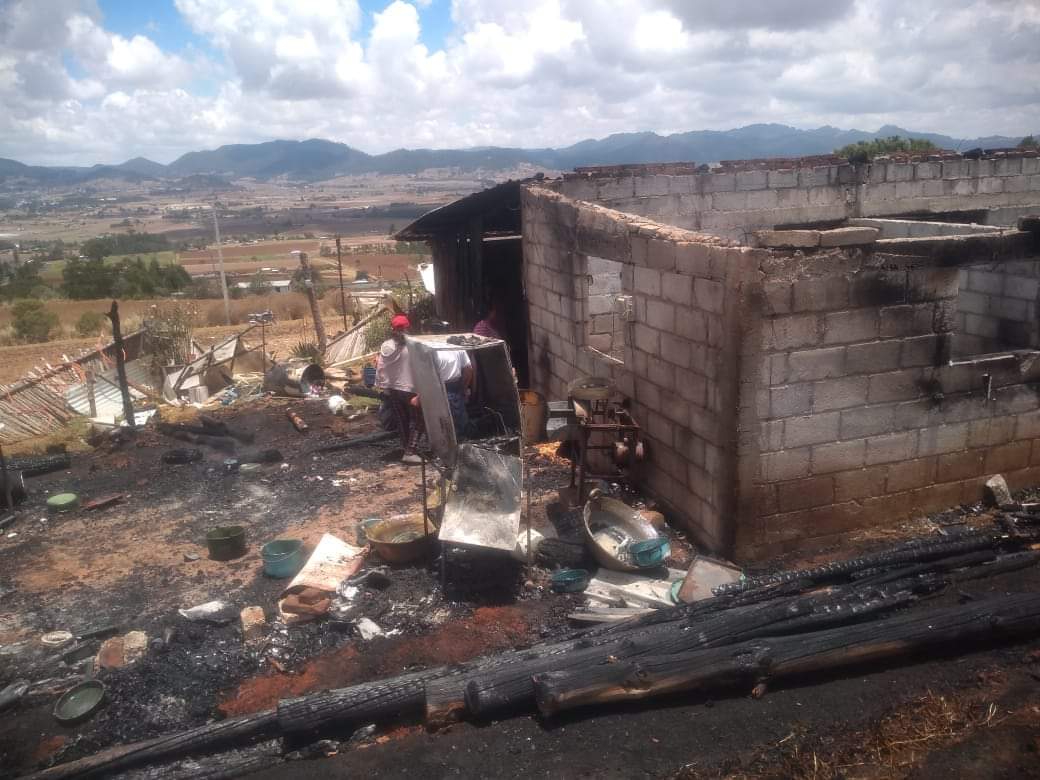 Fotonota: Familia de escasos recursos en Ahuazotepec pierde su patrimonio en incendio