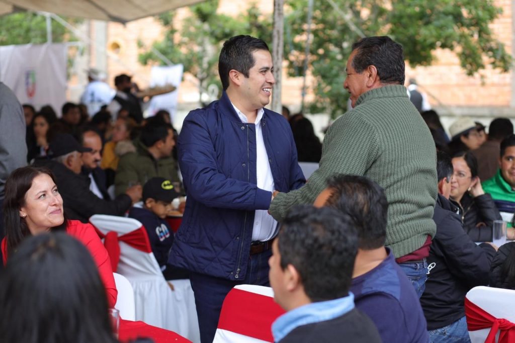Lorenzo Rivera reconoce labor de los maestros de Chignahuapan.