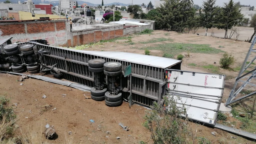 Video y fotonota: Se voltea camión en el periférico ecológico
