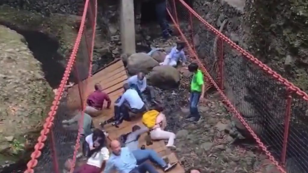 Video desde Puebla: Edil de Cuernavaca reinaugura puente, se le cae y lo lastima