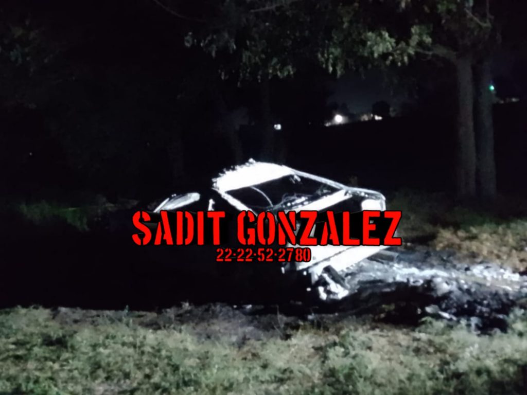 Arde vehículo y mueren calcinados dos hombres en Tecamachalco