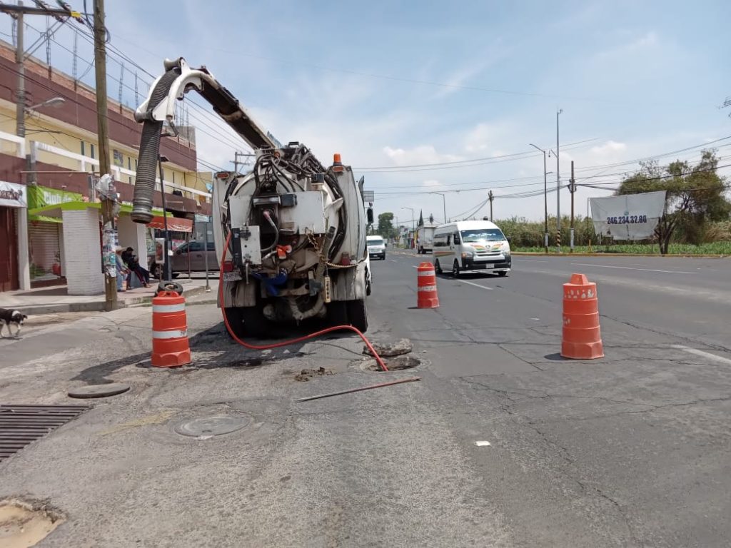 Labores de saneamiento de drenajes y pozos de visita llegan a Acuitlapilco