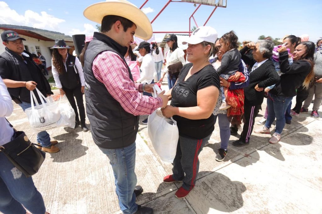 Lorenzo Rivera y DIF municipal reconocen a las mamás chignahuapenses
