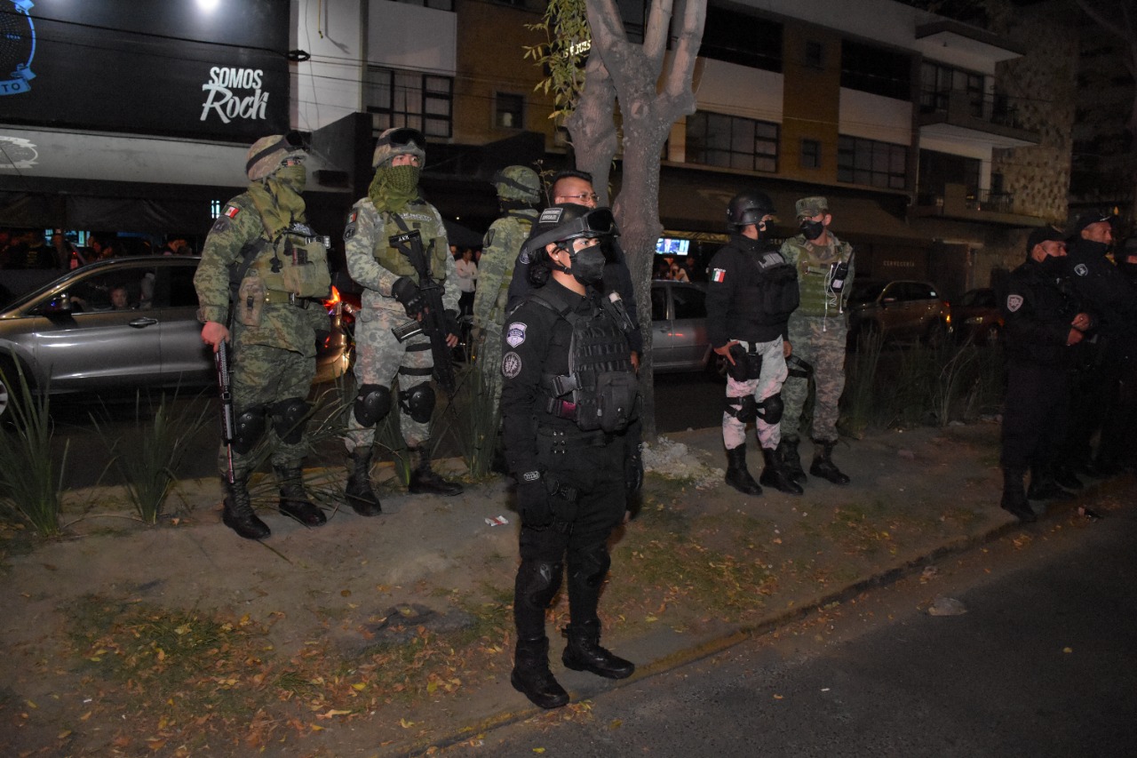 En operativo conjunto, clausuran antro y detienen a diversas personas en Puebla capital
