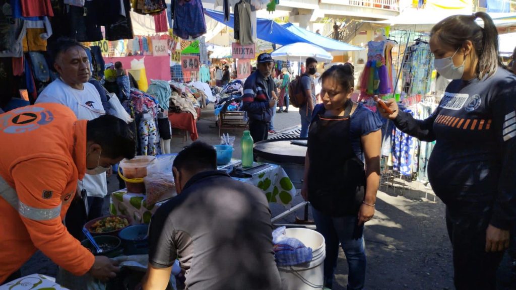 Aseguran arma replica, equipo de uso exclusivo de las fuerzas del orden y matrículas de vehículos en Tlaxcala capital