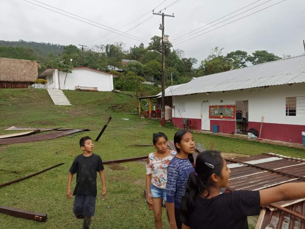 Severas lluvias derriban casa de lámina y una biblioteca en escuela primaria en San Sebastián Tlacotepec
