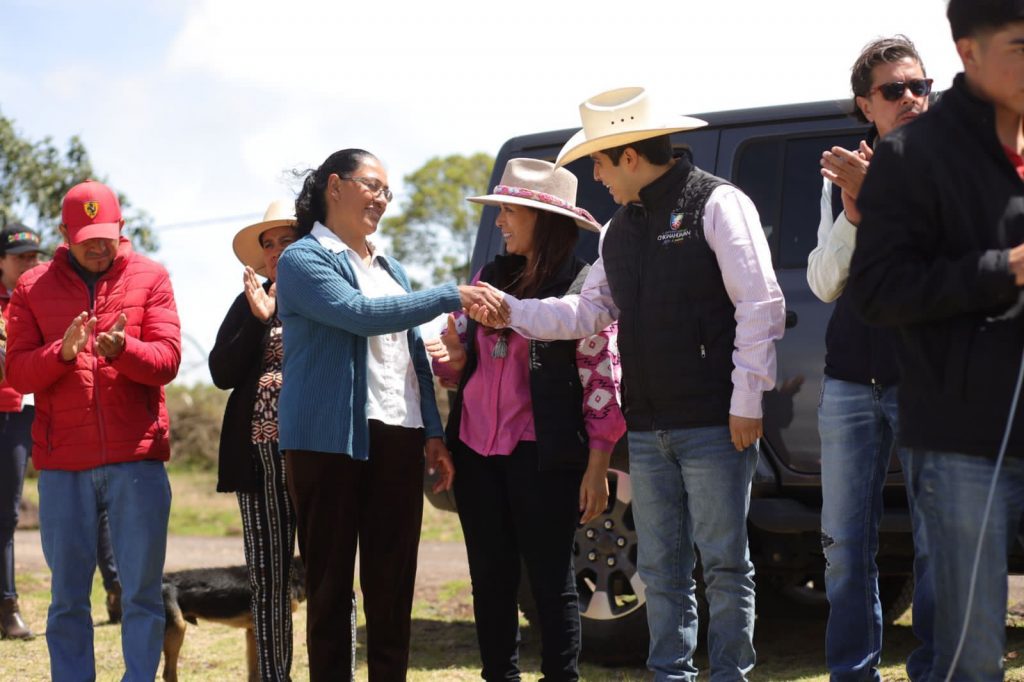 Lorenzo Rivera y DIF realizan recorrido por localidades de Chignahuapan.