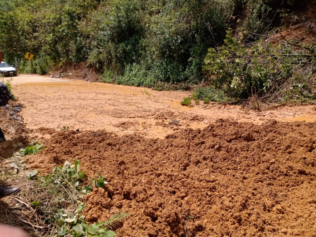 Inicia desbloqueo de carretera en Eloxochitlán