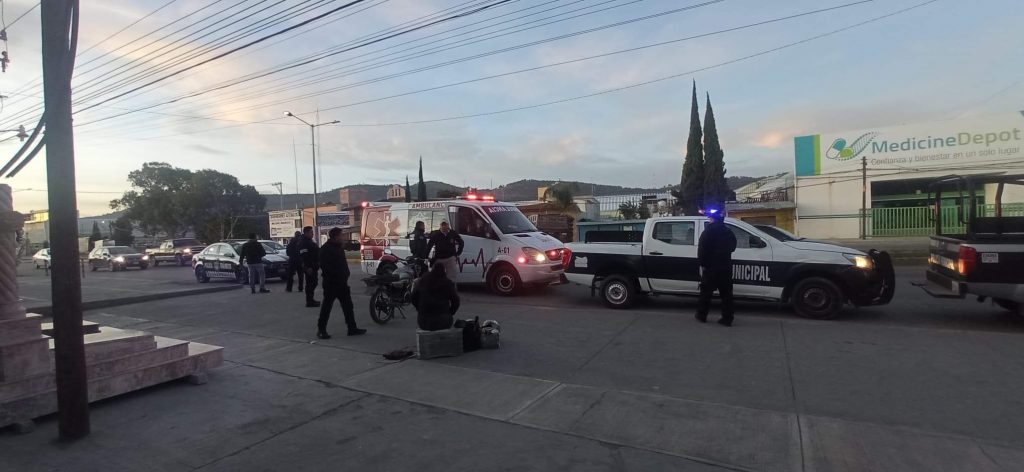 Patrulla municipal de Amozoc chocó a motociclistas y se negó a pagar daños
