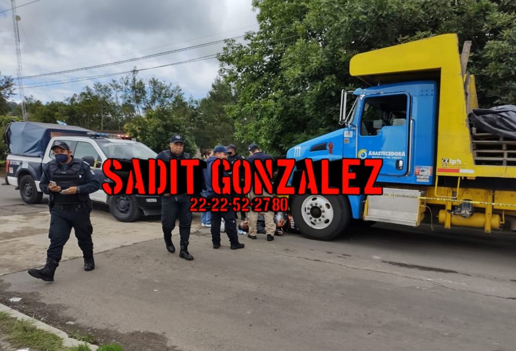 Muere motociclista tras chocar de frente contra un camión en Teziutlán